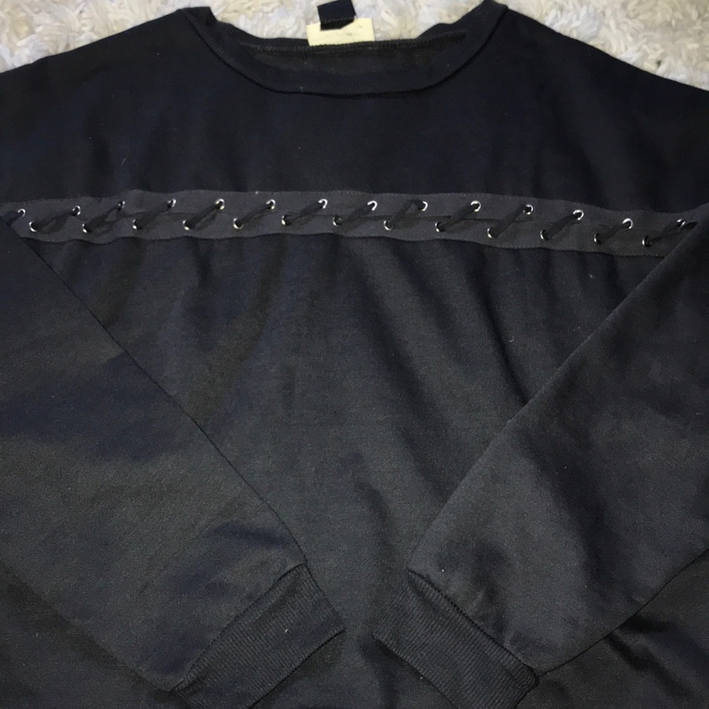 Black detailed cropped crewneck!